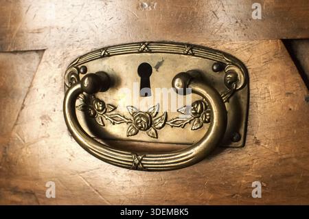 Metallschmiedekunst des Schubladen-Schließfachs aus antikem Holzschrank Stockfoto