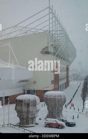 Sunderland UK: 3. Januar 2026: Sunderland Stadium of Light ist während eines Wintersturms im Januar 2026 mit Schnee bedeckt. Die Szene zeigt, wie dicker Schnee fällt Stockfoto
