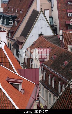 Nahansicht mit Blick auf die Dächer der Altstadt in Tallinn in Estland Stockfoto