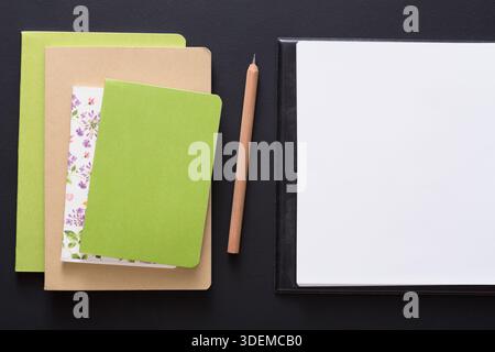 Modell mit verschiedenen bunten Notizbüchern Stockfoto