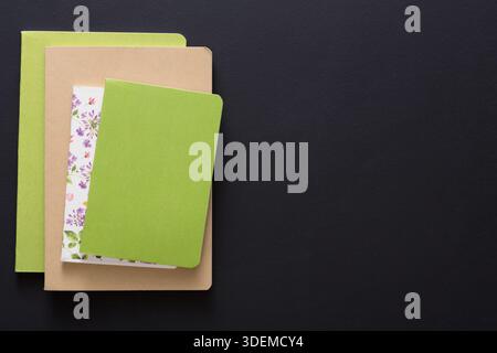 Modell mit verschiedenen bunten Notizbüchern Stockfoto