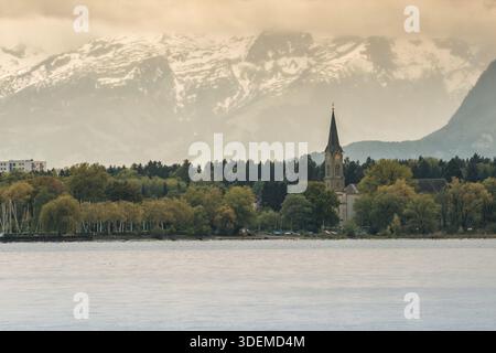 Abtei Wettingen-Mehrerau Bregenz am Bodensee auf dem Hintergrund der schneebedeckten Berge Stockfoto