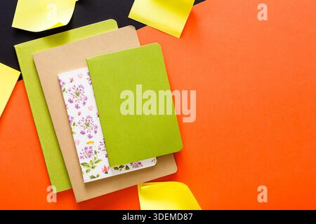 Modell mit verschiedenen bunten Notizbüchern Stockfoto