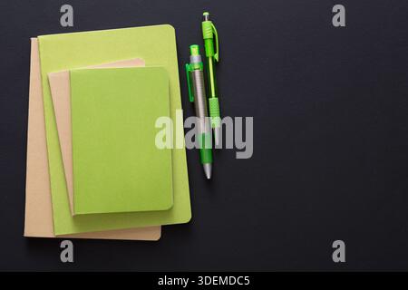 Modell mit verschiedenen bunten Notizbüchern Stockfoto