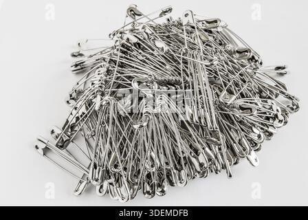 Silber farbigen große Sicherheitsnadeln Haufen closeup Stockfoto