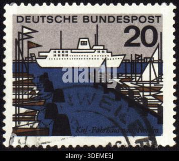 DEUTSCHLAND - CA. 1960er Jahre: Eine in Deutschland gedruckte Marke zeigt Hafen mit Schiff und Yachten, ca. 1960er Jahre Stockfoto