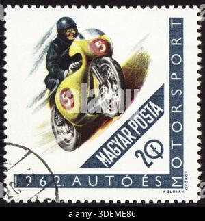 UNGARN - UM 1962: Ein in Ungarn gedruckter Stempel zeigt Motorradfahrer, um 1962 Stockfoto