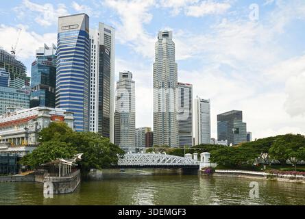 SINGAPUR - 20. SEPTEMBER 2010 - Blick auf die Cavenagh Bridge, die Wolkenkratzer des Geschäftsviertels und das Fullerton Hotel Stockfoto