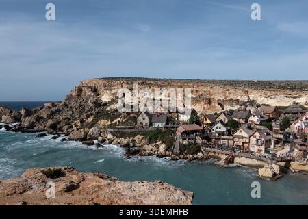 Blick auf Popeye Village von oben mit bunten Holzhäusern entlang der felsigen Küste, eine beliebte Touristenattraktion und ehemaliger Film über Malt Stockfoto
