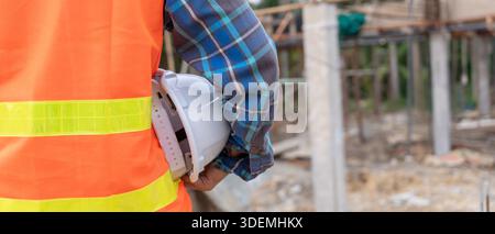 Ingenieur hält Helmsicherheit, Industrieanlage. Inspektion von Auftragnehmern und Inspektoren während des Projekts. Zivile Forman-Prüfung der Qualitätssicherung UT Stockfoto