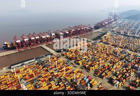 (260108) -- NINGBO, 8. Januar 2026 (Xinhua) -- ein Luftdrohnenfoto, aufgenommen am 8. Januar 2026, zeigt einen Blick auf die Chuanshan-Gegend des Ningbo-Zhoushan-Hafens in der ostchinesischen Provinz Zhejiang. Im Hafen von Ningbo-Zhoushan lag der Frachtumschlag 2025 bei über 1,4 Milliarden Tonnen und war laut dem Hafen der erste weltweit im 17. Jahr in Folge. Als wichtiger Knotenpunkt der Maritimen Seidenstraße des 21. Jahrhunderts hat der Hafen von Ningbo-Zhoushan seine globale Reichweite weiter ausgebaut. Ende 2025 hatte der Hafen mehr als 300 Containerrouten angeboten, die über 700 Häfen in mehr als 200 Ländern miteinander verbinden Stockfoto