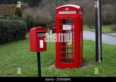 Allgemeine Ansichten eines roten Postfachs und eines roten Telefonfachs in Surrey, Großbritannien. Stockfoto