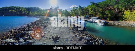 Paradise Bay (Kumlubük Bay) in der Türkei ist eine malerische Lagune in der Nähe von Marmaris, die dank ihres kristallklaren Wassers und der Berge ideal für Stockfotos ist Stockfoto
