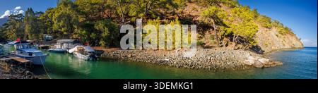 Paradise Bay (Kumlubük Bay) in der Türkei ist eine malerische Lagune in der Nähe von Marmaris, die dank ihres kristallklaren Wassers und der Berge ideal für Stockfotos ist Stockfoto