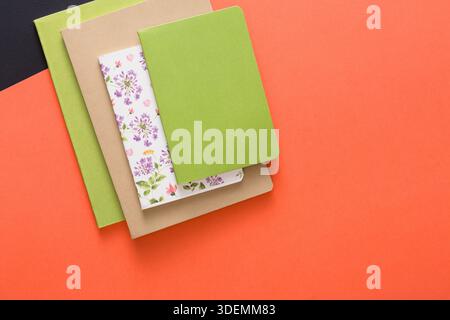 Modell mit verschiedenen bunten Notizbüchern Stockfoto