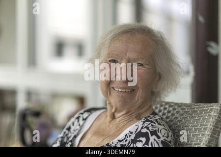 Lächelnde 86-jährige Frau, Altersheim, Jettingen, Baden-Württemberg, Deutschland Stockfoto