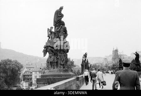 Prag, Tschechisch, ca. 1970er Jahre: Statue des hl. Franz Xavier auf der Karlsbrücke Stockfoto