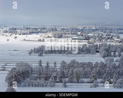 Wintereinbruch mit Schnee im Hamburger Kirchwerder-Bezirk. Luftaufnahme, Kirchwerder, Hamburg, Deutschland Stockfoto