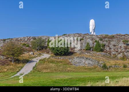 Tjorn, Schweden - 3. September 2025: Ein großer weißer Skulpturenkopf an der Skulptur i Pilane erhebt sich über einem felsigen Hügel, der von Grün umrahmt wird Stockfoto