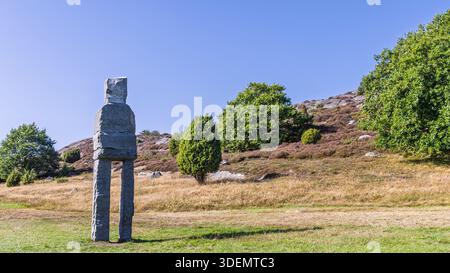 Tjorn, Schweden - 3. September 2025: Gestapelte Steinskulpturen im Skulture i Pilane Park auf Tjorn Island, Schweden, erheben sich vor einem hellblauen Himmel. Robust Stockfoto