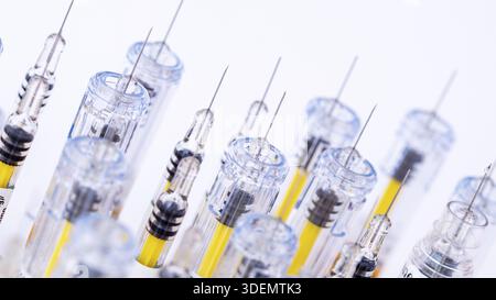 Ansicht EINER Reihe verschiedener heller Spritzen. Forschung, Medizin, Pharmazie und Gesundheitswesen Stockfoto