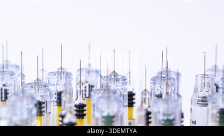 Ansicht EINER Reihe verschiedener heller Spritzen. Forschung, Medizin, Pharmazie und Gesundheitswesen Stockfoto