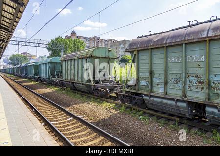 Region Moskau, Russland - 11. Juli 2021: Auf dem Bahnsteig des Bahnhofs Pavshino warten alte Eisenbahnwaggons auf die Entladung Stockfoto