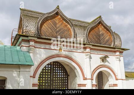Moskau, Russland - 19. September 2020: Teil des architektonischen Ensembles des historischen Museumsguts Kolomenskoe. Schönes Beispiel des 17. Jahrhunderts Stockfoto