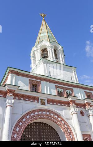 Moskau, Russland - 19. September 2020: Teil des architektonischen Ensembles des historischen Museumsguts Kolomenskoe. Schönes Beispiel des 17. Jahrhunderts Stockfoto