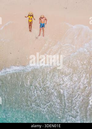 Besucher genießen einen sonnigen Tag am Playa Kalki Beach in Westpunt, Curacao. Der goldene Sand und das klare Wasser bilden einen perfekten tropischen Urlaub für Entspannung und Spaß unter der Sonne. Draufsicht Drohne || Modell veröffentlicht Stockfoto