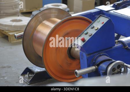 Massive industrielle Spulen mit verdrehtem Kupferdraht Stockfoto