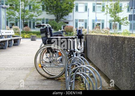 Rollstühle für Behinderte Parken in einem Krankenhaus mit altem Zustand. Aufschlüsselung ist nicht verfügbar. Verlassene alte Rollstühle parken in einem Krankenhaus Stockfoto