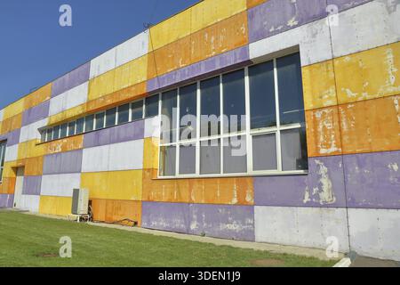 Moskau, Russland - 16. Mai 2019: Außenansicht eines Teils eines Industriegebäudes im Technopark MosGorMash Stockfoto
