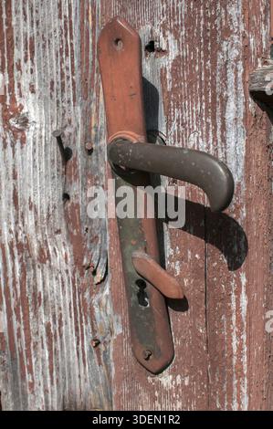 Alte verwitterte vintage Türgriff im Alter von Grunge Holztür Stockfoto