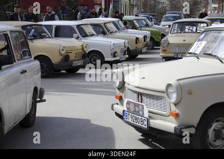 VELIKO TARNOVO, BULGARIEN - 16. MÄRZ 2019: Klassische Trabant-Miniwagen während des Trabant-Festes in der Stadt Stockfoto