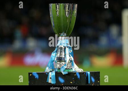 Neapel, Italien. Januar 2026. Die Trophäe des italienischen Superpokals wird vor dem Spiel der Serie A zwischen SSC Napoli und Hellas Verona FC im Stadio Maradona am 7. Januar 2026 in Neapel ausgestellt. Quelle: Marco Canoniero/Alamy Live News Stockfoto