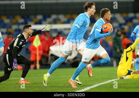 Neapel, Italien. Januar 2026. Noa lang von SSC Napoli kontrolliert den Ball während des Spiels der Serie A zwischen SSC Napoli und Hellas Verona FC im Stadio Maradona am 7. Januar 2026 in Neapel. Quelle: Marco Canoniero/Alamy Live News Stockfoto