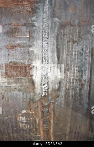 Schweißnaht an einem Rohr aus grossdurchmesserem Chromemolybdänstahl nach thermischer Behandlung Stockfoto