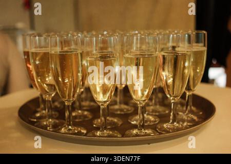 Gläser Champagner auf einem Tablett in einem Restaurant, Nahaufnahme Stockfoto