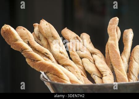 Frisch gebackenes, hausgemachtes Bio-Gourmet-Brot aus der Nähe Stockfoto