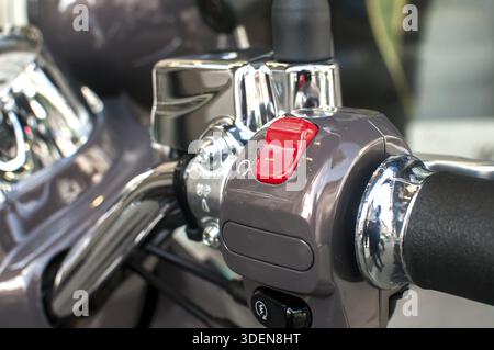 Neuer klassischer Roller mit verchromtem Lenker in Großansicht Stockfoto