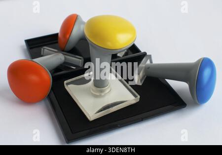Gummistempel aus Kunststoff und Tintenpad isoliert auf grauem Hinterkopf Stockfoto
