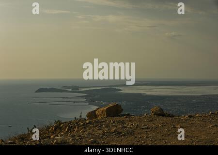 Panoramablick auf Vlorë, Albanien, aufgenommen am 17.08.25. Die Küste, die urbane Landschaft und die umliegenden Feuchtgebiete entfalten sich darunter Stockfoto