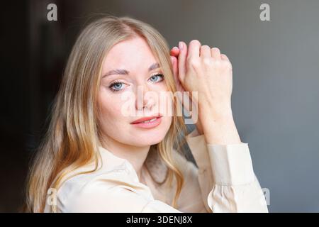 Schönheit und Hautpflege Konzept mit Frau Gesicht nah oben gesunde Haut und frisches Aussehen Stockfoto