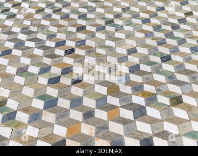 Haus der Dioscuri (Casa dei Dioscuri) in Pompeji, altes Rom, Italien. Mit Fresken im Innenhof und im zentralen Garten und gut erhaltenem Boden. Stockfoto