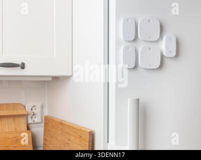 Smart Home Fernbedienungen sind am Kühlschrank montiert, einschließlich Tastenkombinationen und Multifunktionssteuerungen, die minimalistische, flexible Beleuchtungssteuerung bieten Stockfoto
