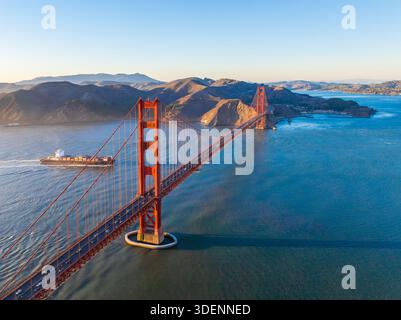 Die majestätische Golden Gate Bridge aus der Vogelperspektive erstreckt sich über die glitzernde Bucht und verbindet die pulsierende Stadt mit den weit entfernten Hügeln San Francisco, Kalifornien Stockfoto