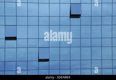 Nahaufnahmesystem eines modernen Bürogebäudes mit genarbten Wellfenstern zum Sonnenschutz Stockfoto