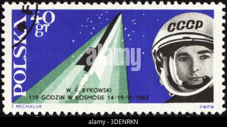 POLEN - CA. 1963: Ein in Polen gedruckter Stempel zeigt das russische Raumschiff Wostok-5 mit Kosmonaut Walerij Bykowski, ca. 1963 Stockfoto