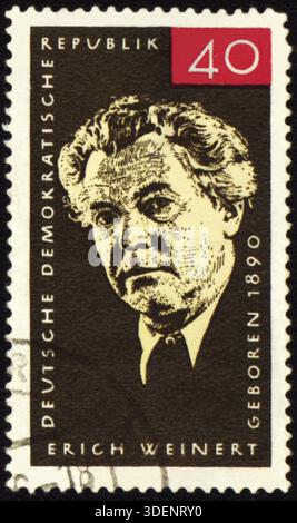 DDR - UM 1965: Eine in der DDR gedruckte Briefmarke zeigt den deutschen Schriftsteller und die Figur des öffentlichen Lebens Erich Weinert (1890–1953), um 1965 Stockfoto
